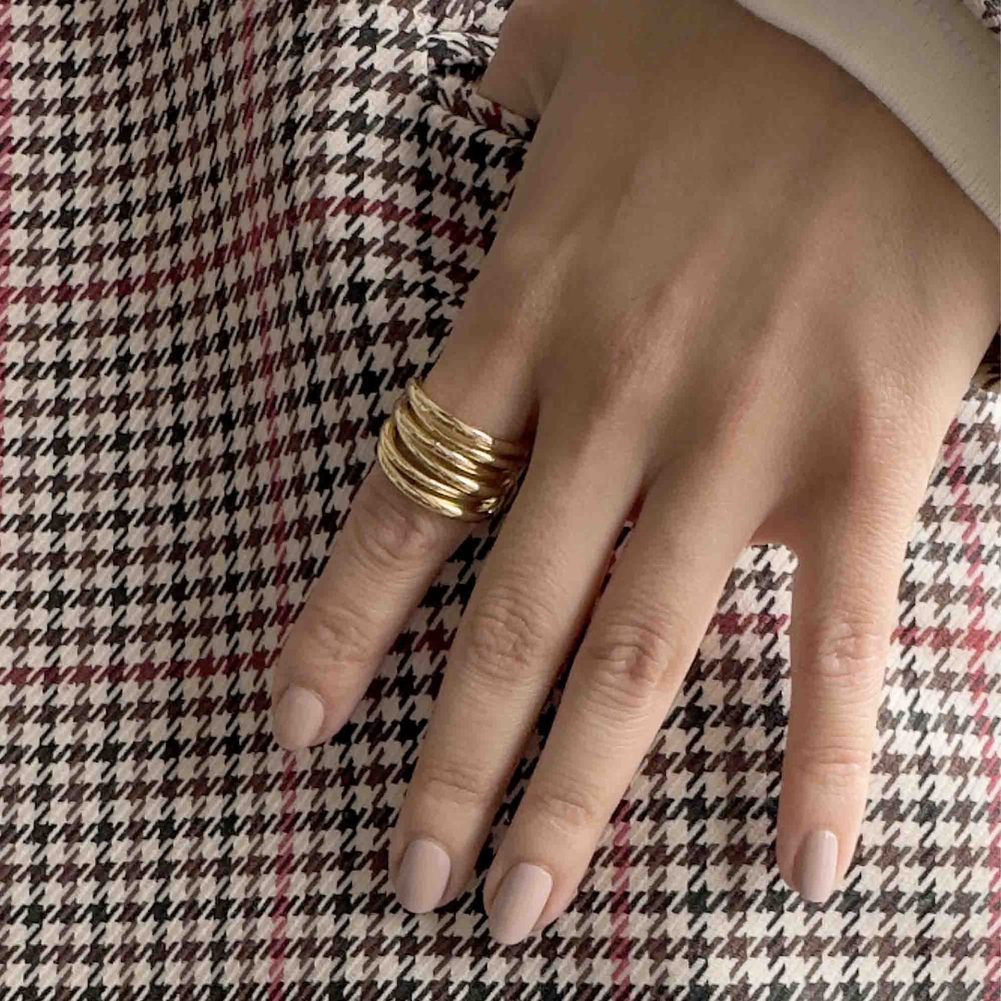 Anillo ancho dorado con diseño de triple banda