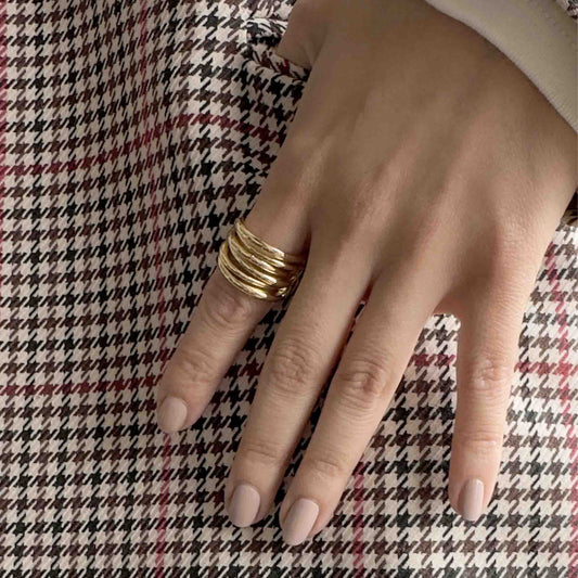 Anillo ancho dorado con diseño de triple banda