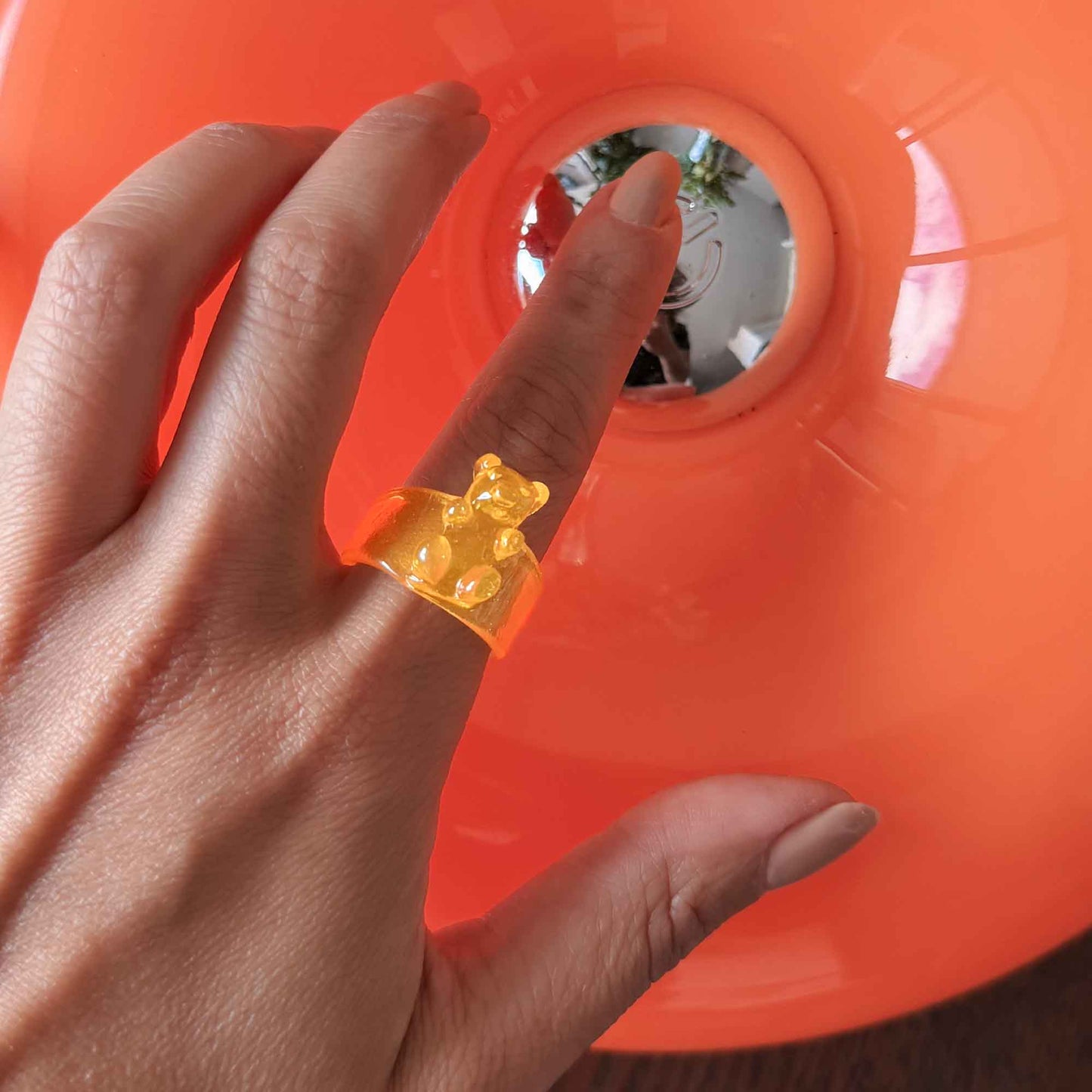 Anillo de osito amarillo transparente en resina con acabado brillante