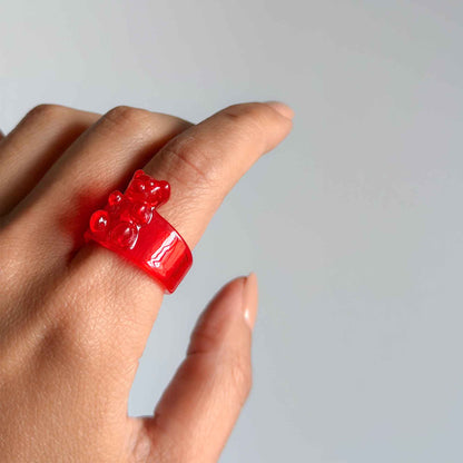 Anillo de osito rojo transparente en resina con acabado brillante