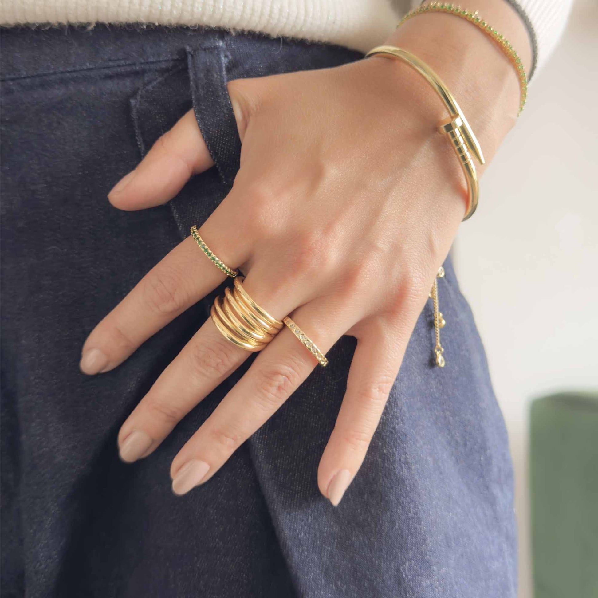Anillo delgado con piedras brillantes bañado en oro