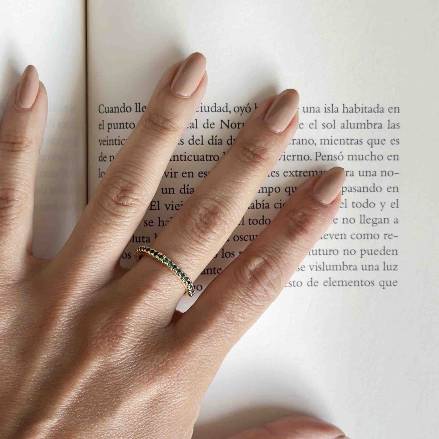 Anillo delgado dorado con circonia verde esmeralda bronce baño de rodio y oro 18k bisutería fina Colombia