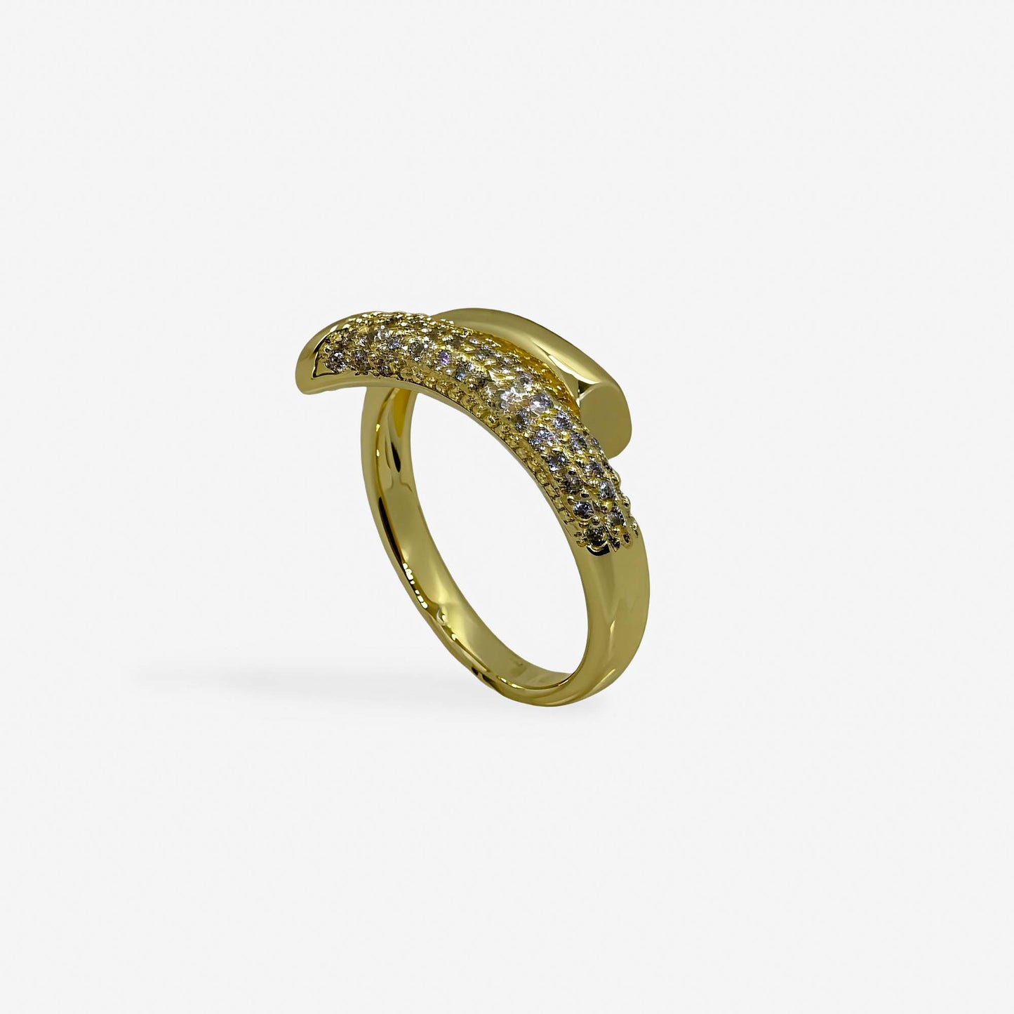 Anillo dorado ajustable con diseño curvo