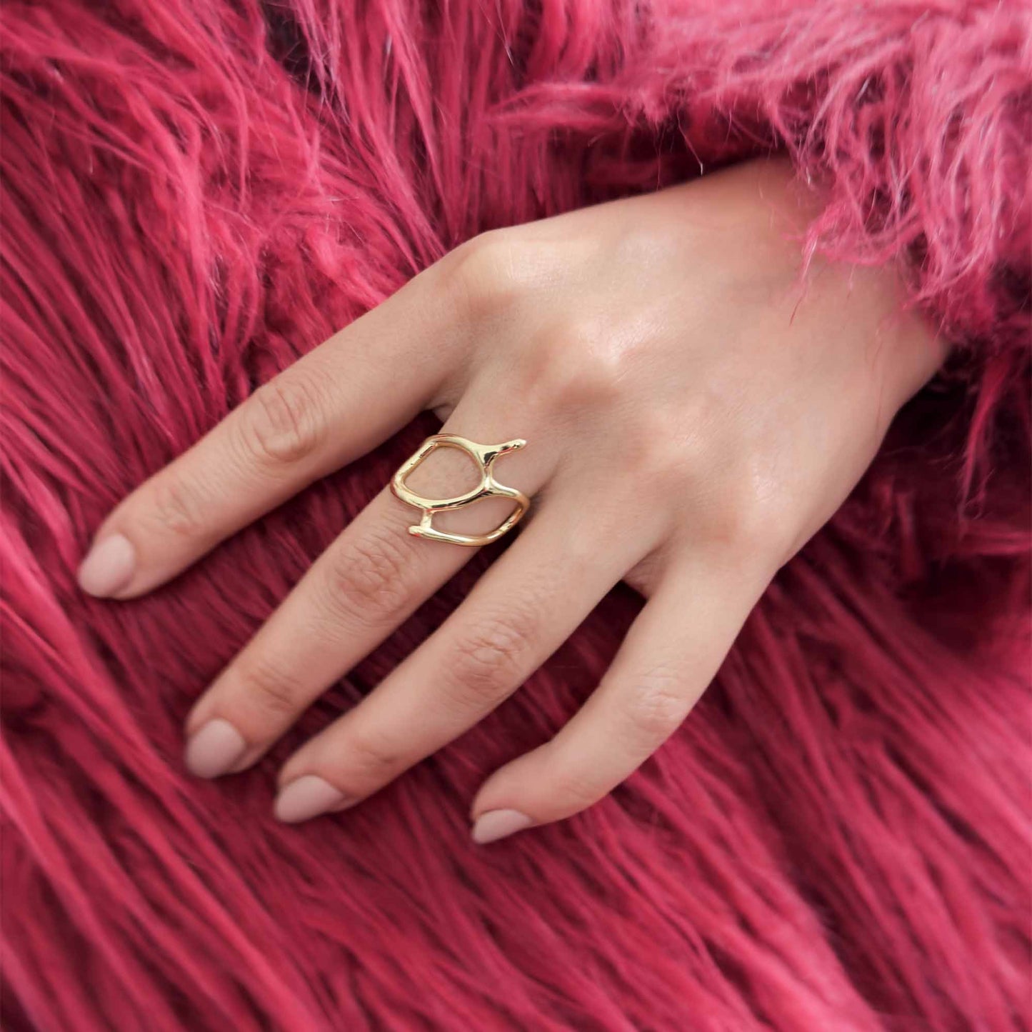 Anillo dorado ajustable con diseño orgánico