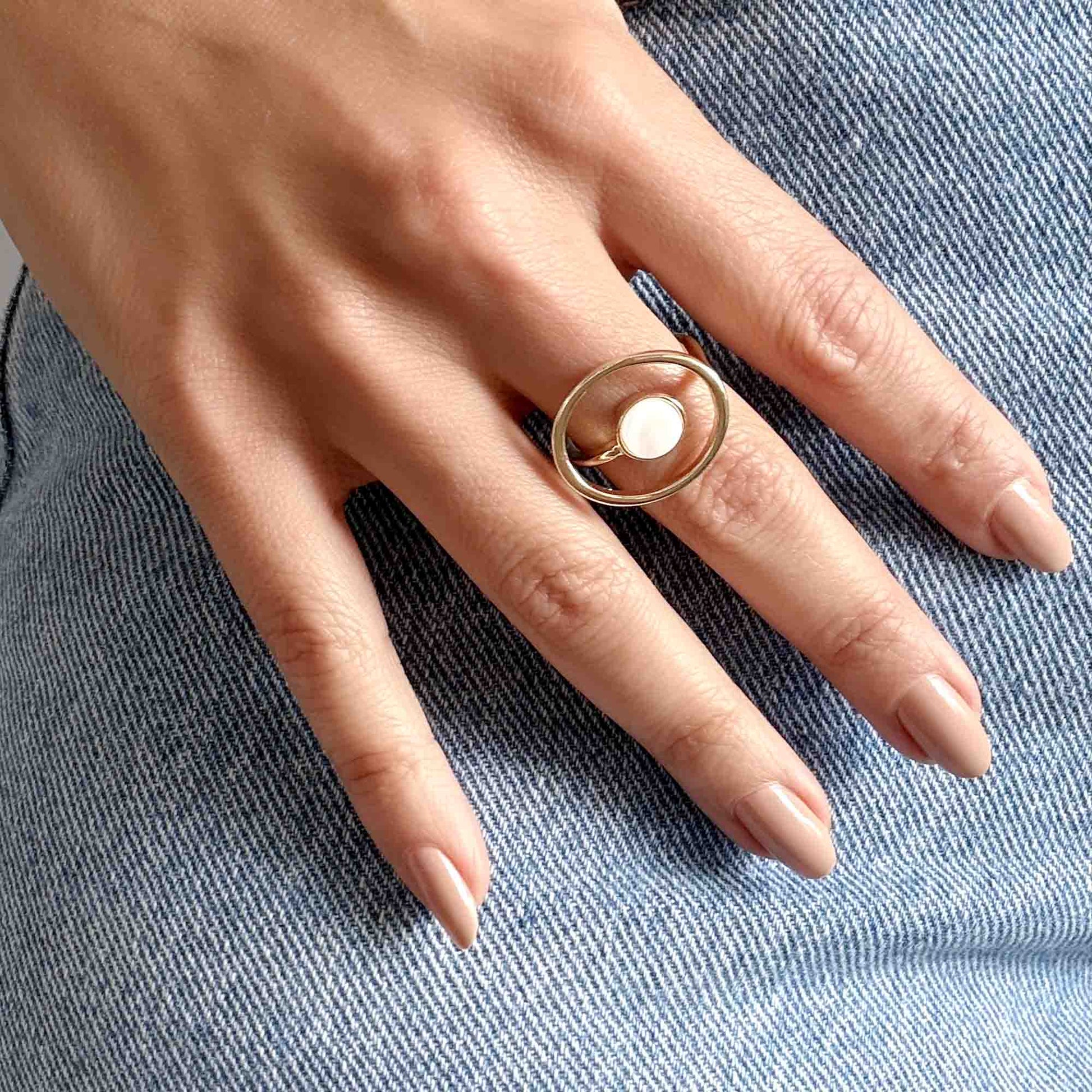 Anillo dorado circular con piedra blanca central bronce baño de rodio y oro 18k bisutería contemporánea