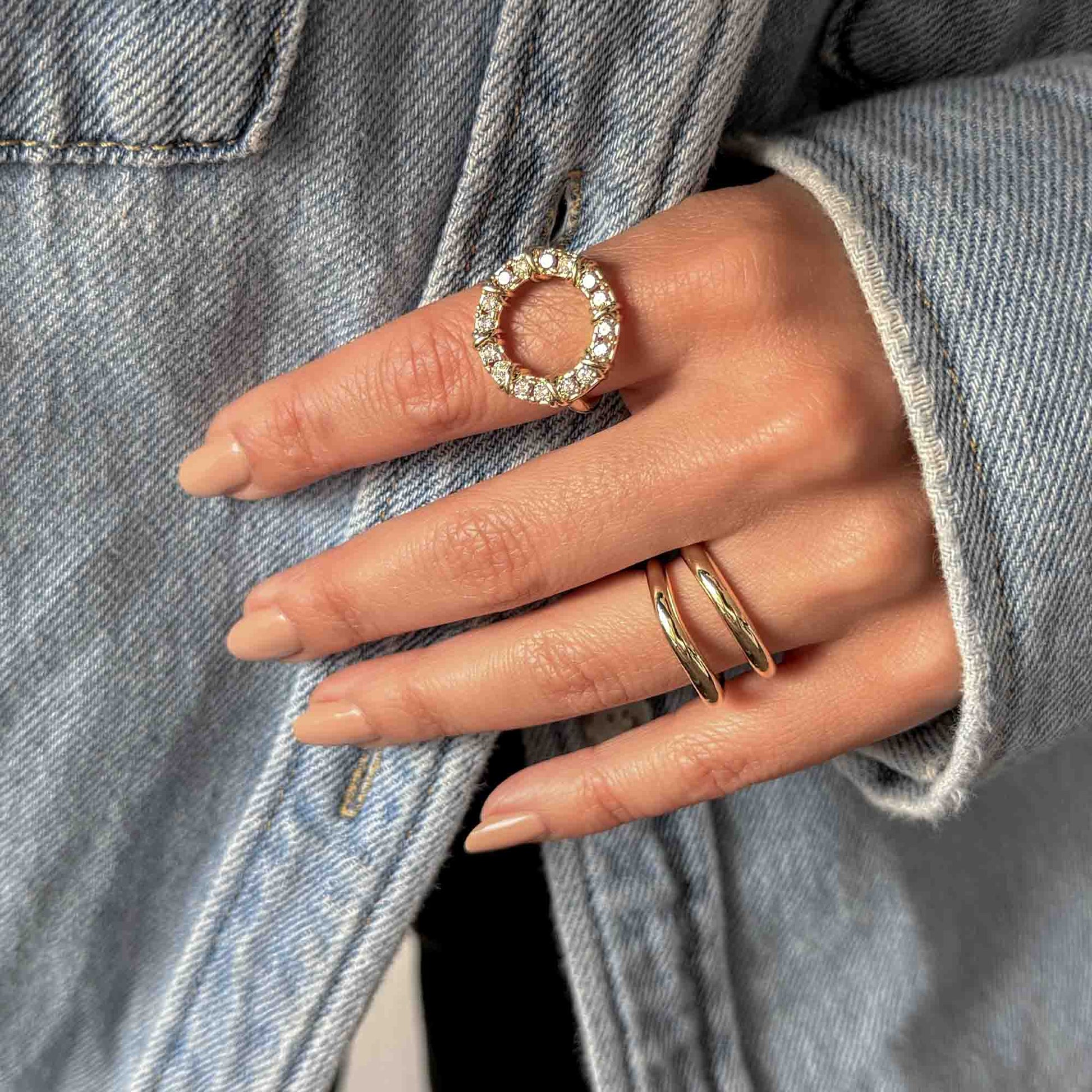 Anillo dorado con círculo completo de brillantes artificiales circonia talla graduable bisutería contemporánea Colombia