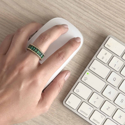 Anillo dorado con circonias baguette verdes