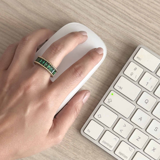 Anillo dorado con circonias baguette verdes
