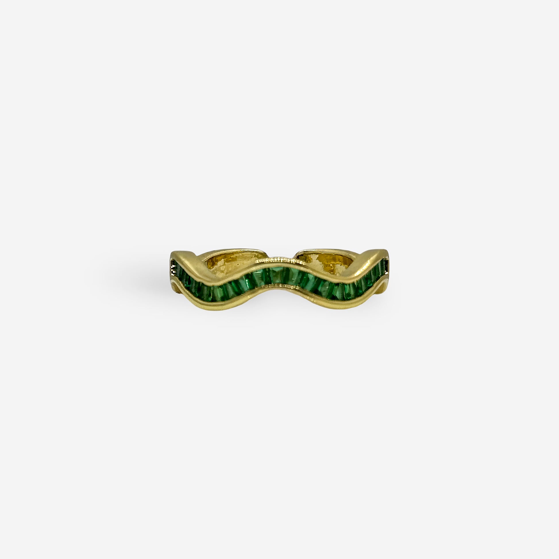 Anillo dorado con circonias verdes y diseño ondulado