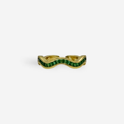 Anillo dorado con circonias verdes y diseño ondulado