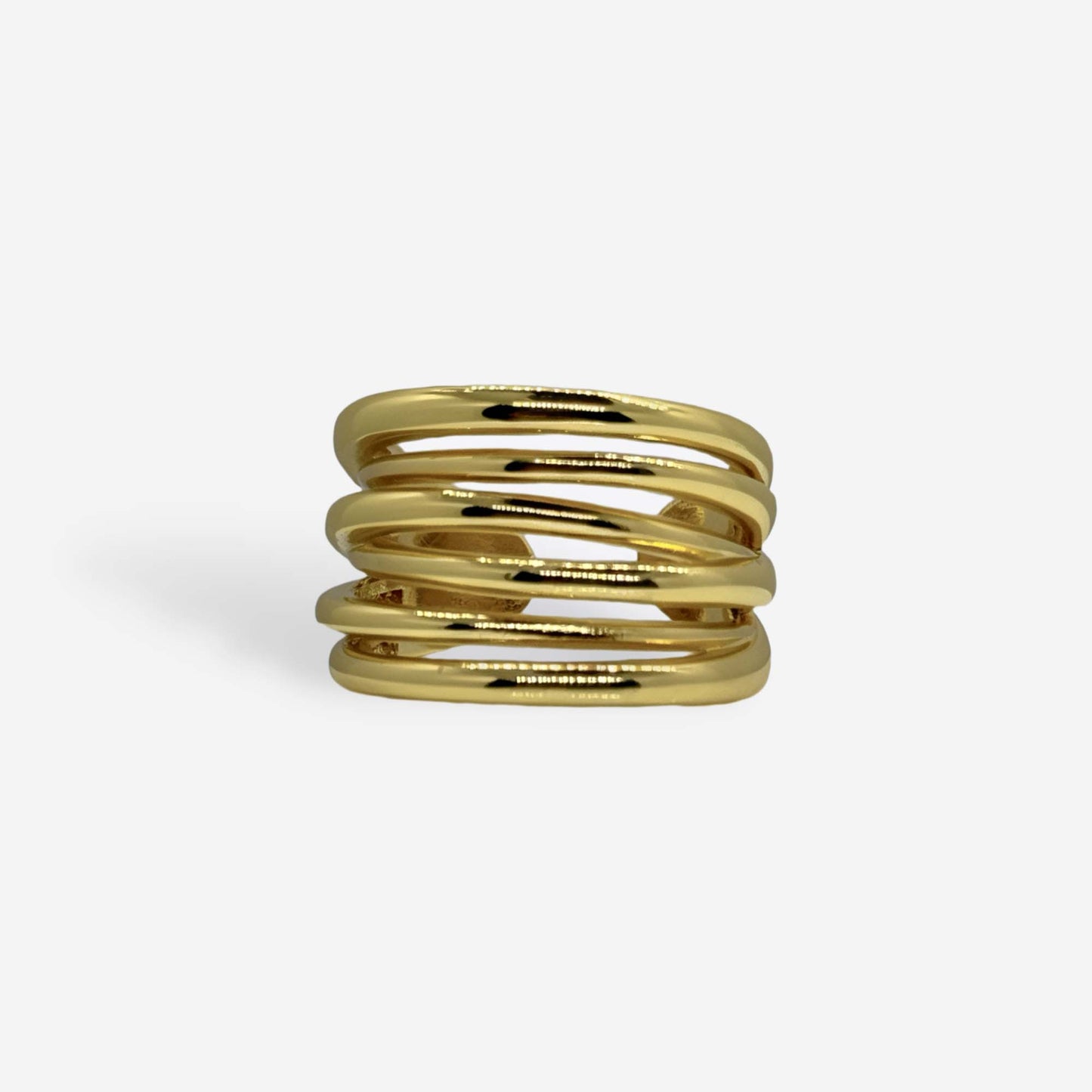 Anillo dorado de múltiples bandas con acabado brillante