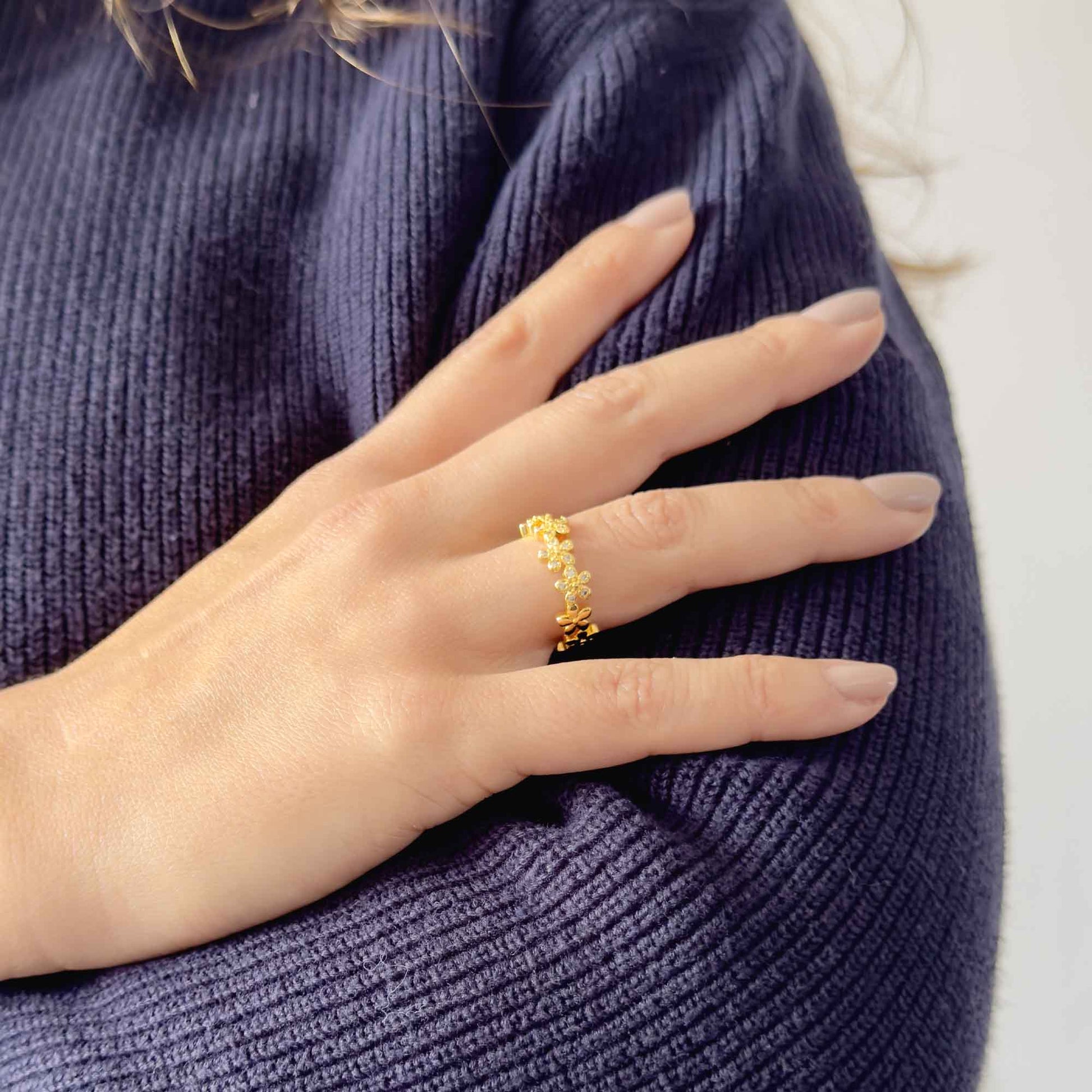 Anillo dorado floral ajustable