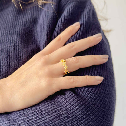 Anillo dorado floral ajustable