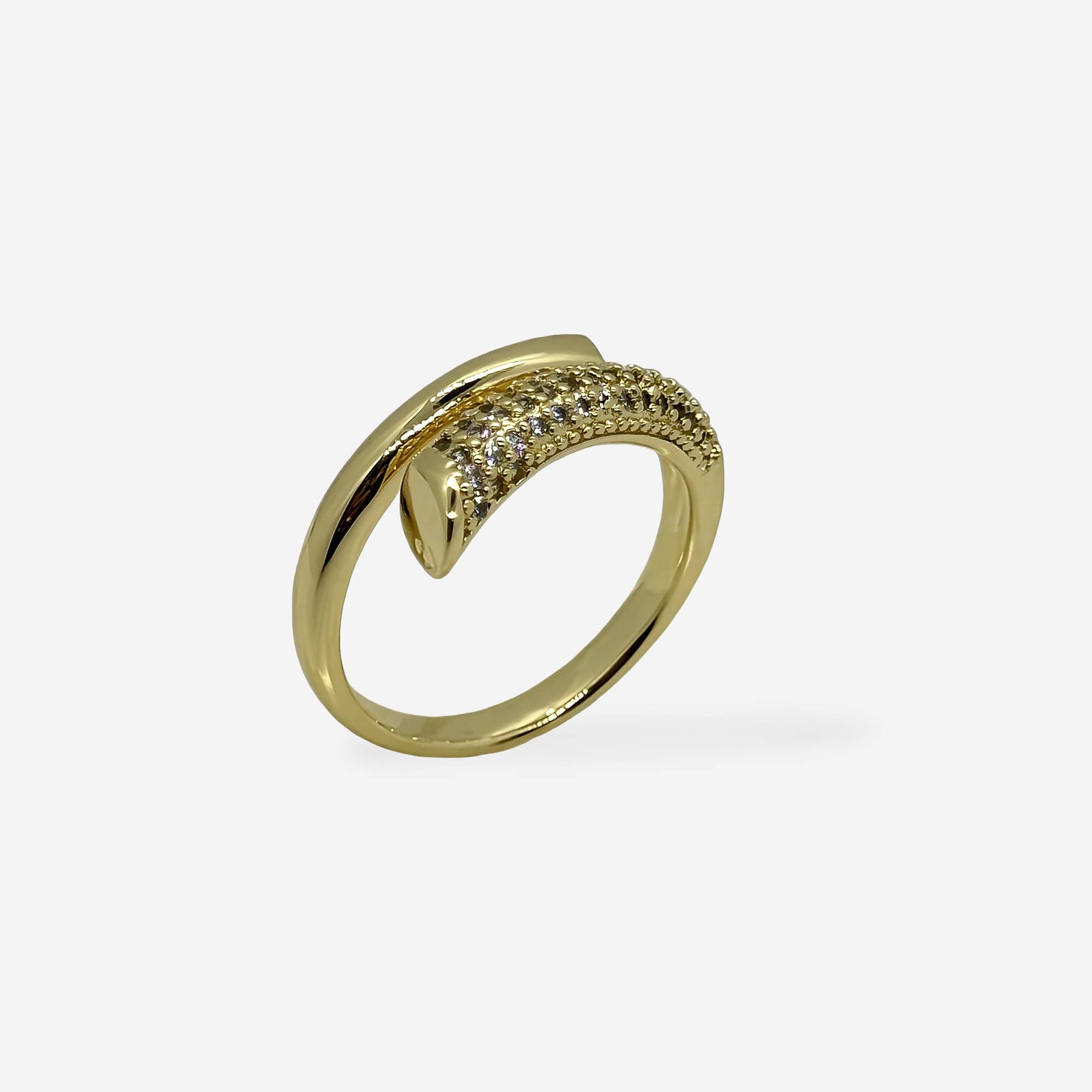Anillo dorado moderno con brillo de circonias