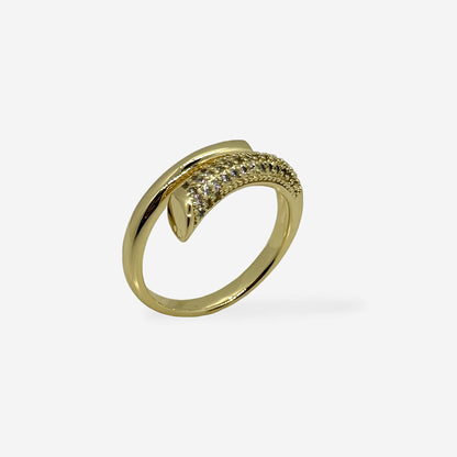Anillo dorado moderno con brillo de circonias