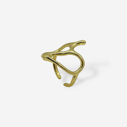 Anillo dorado moderno de líneas orgánicas