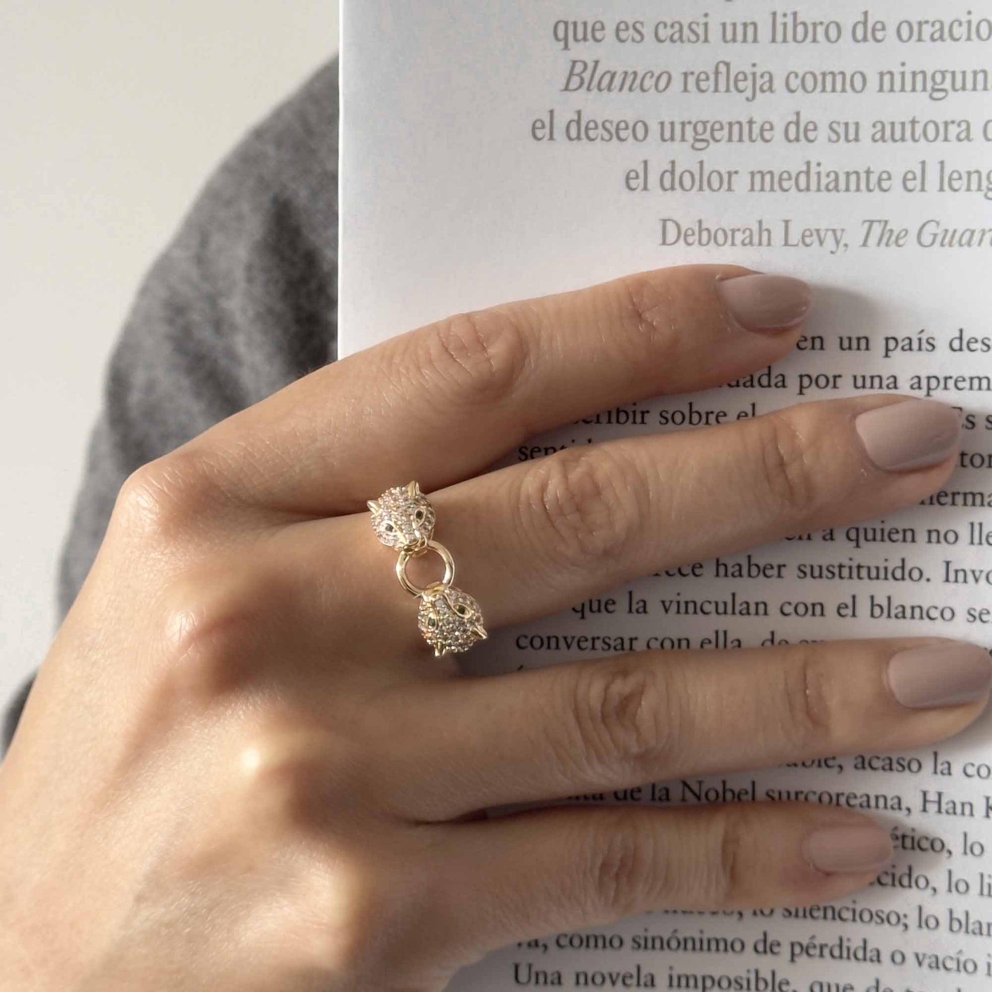 Anillo dorado statement con diseño de pantera 