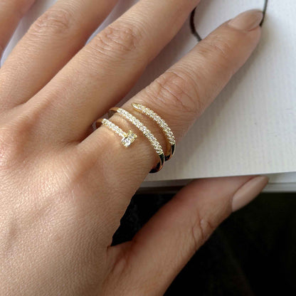 Anillo moderno dorado con cristales puesto en la mano