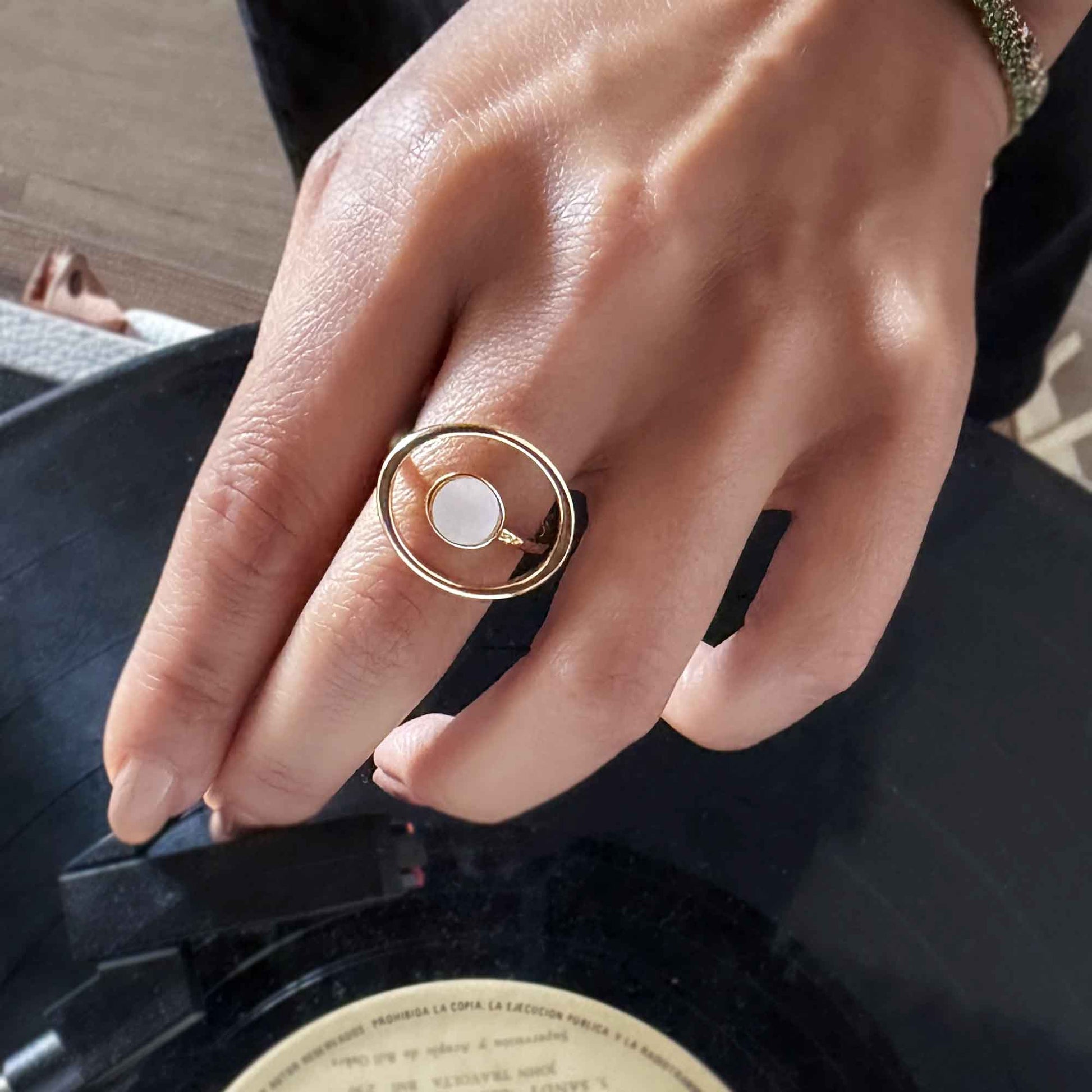 Anillo Órbita 19/86 Studio vista completa diseño geométrico circular talla fija 7 baño oro 18k