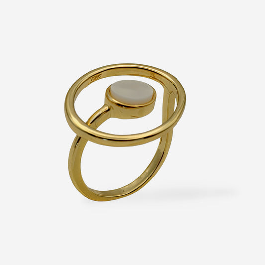 Anillo Órbita dorado con aro circular y piedra blanca natural suspendida al centro en bronce con baño de oro 18k fondo blanco