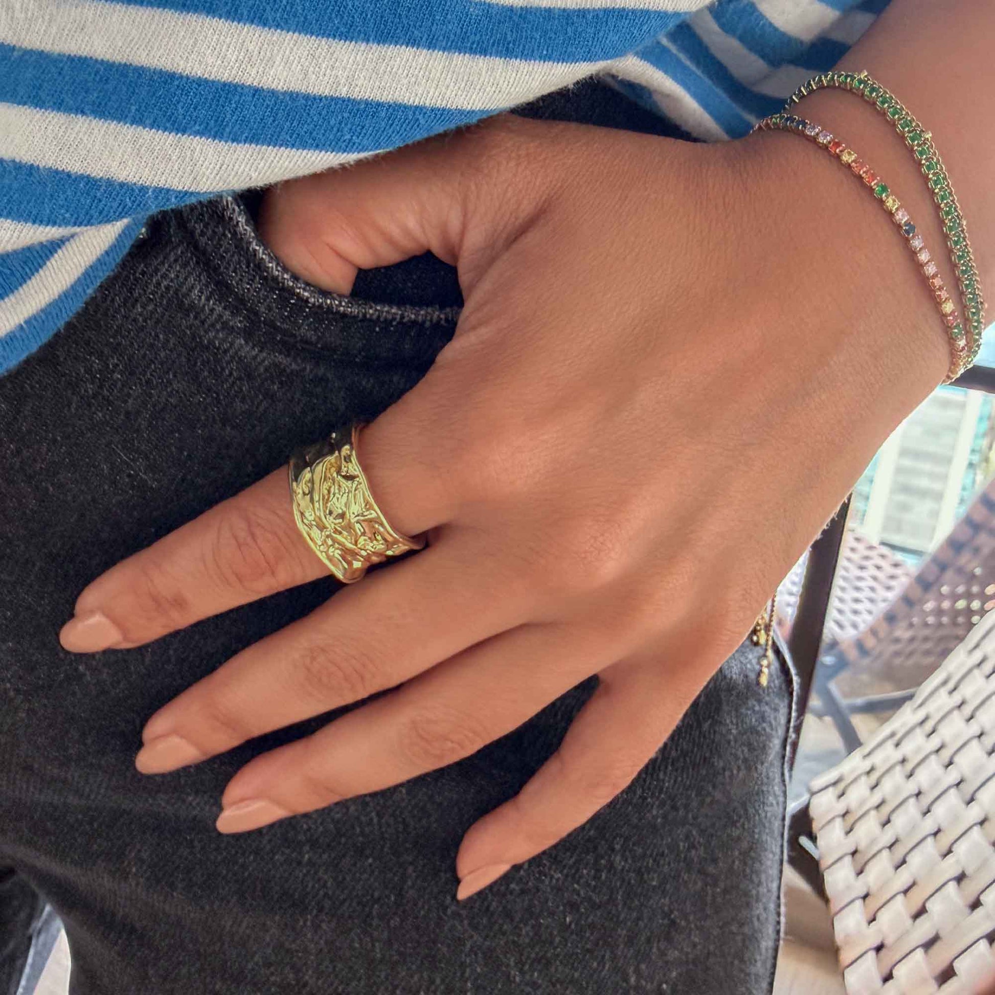 Anillo statement dorado con superficie irregular orgánica bronce baño de rodio y oro 18k