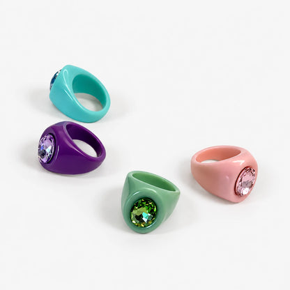 Anillos divertidos en resina en cuatro colores con cristal facetado central.