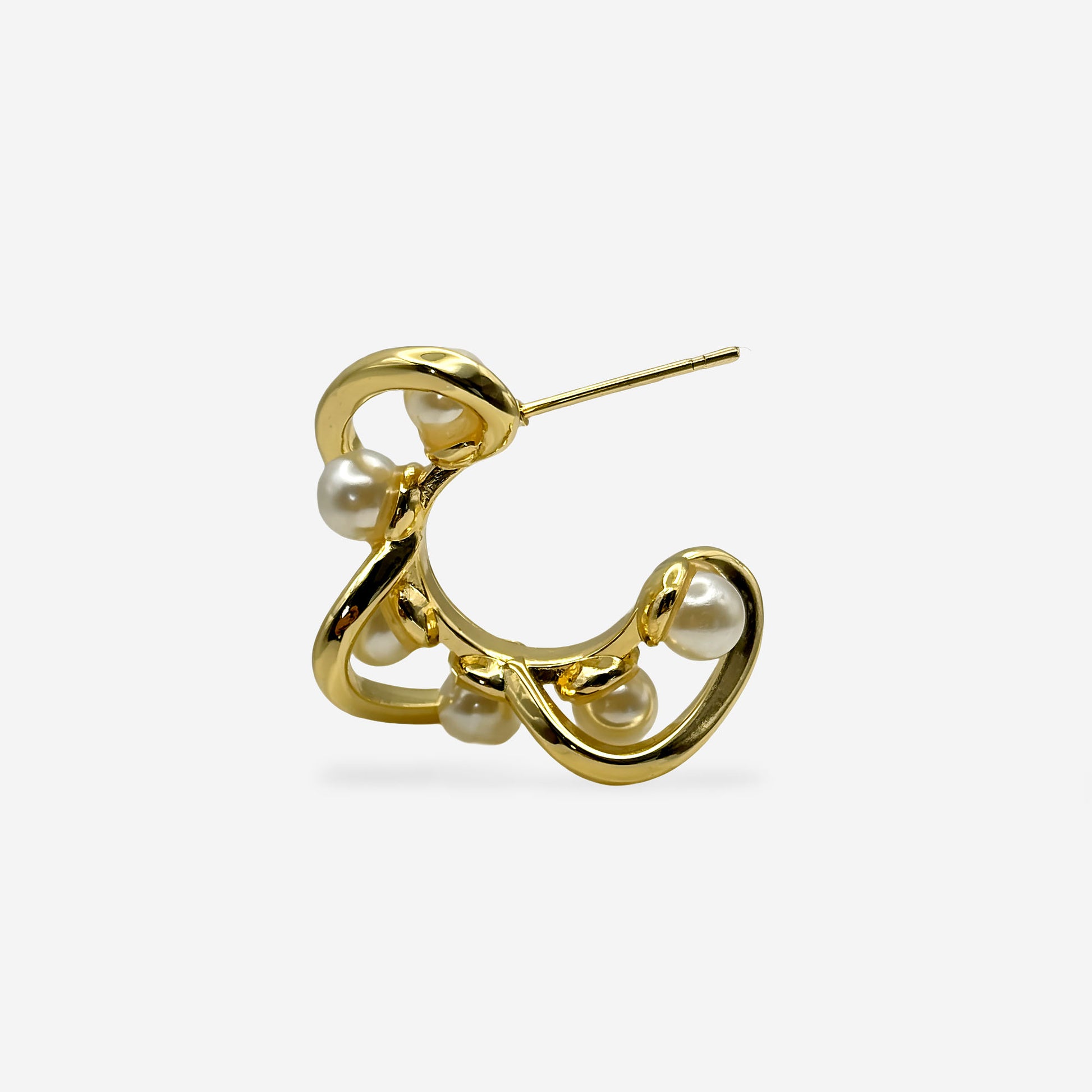 Aretes con curvas orgánicas y perlas artificiales