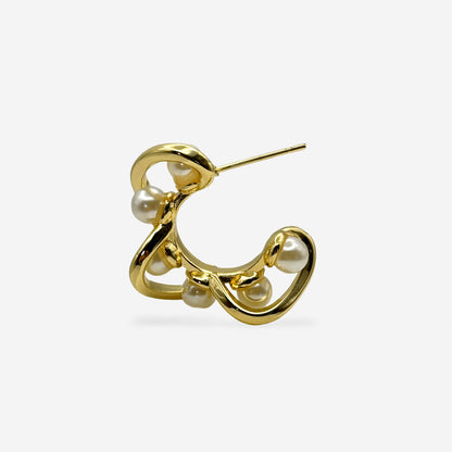 Aretes con curvas orgánicas y perlas artificiales