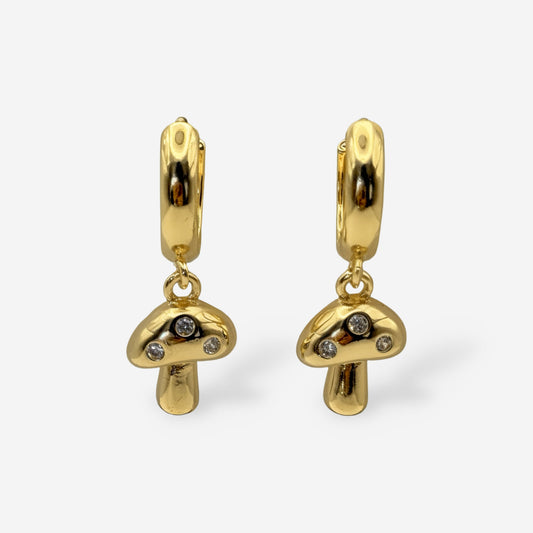 Aretes dorados con charm de hongo brillante