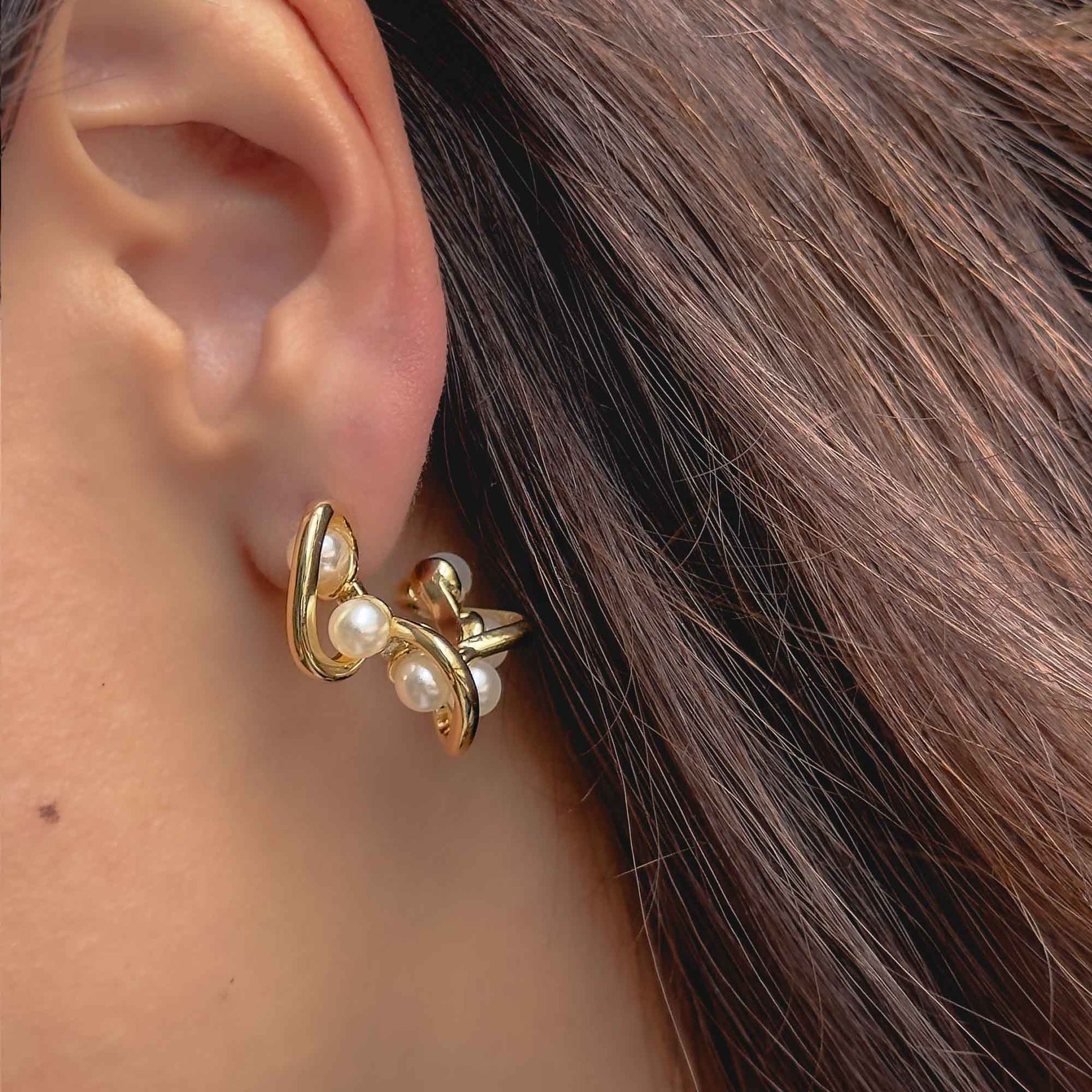 Aretes dorados de diseño orgánico con perlas