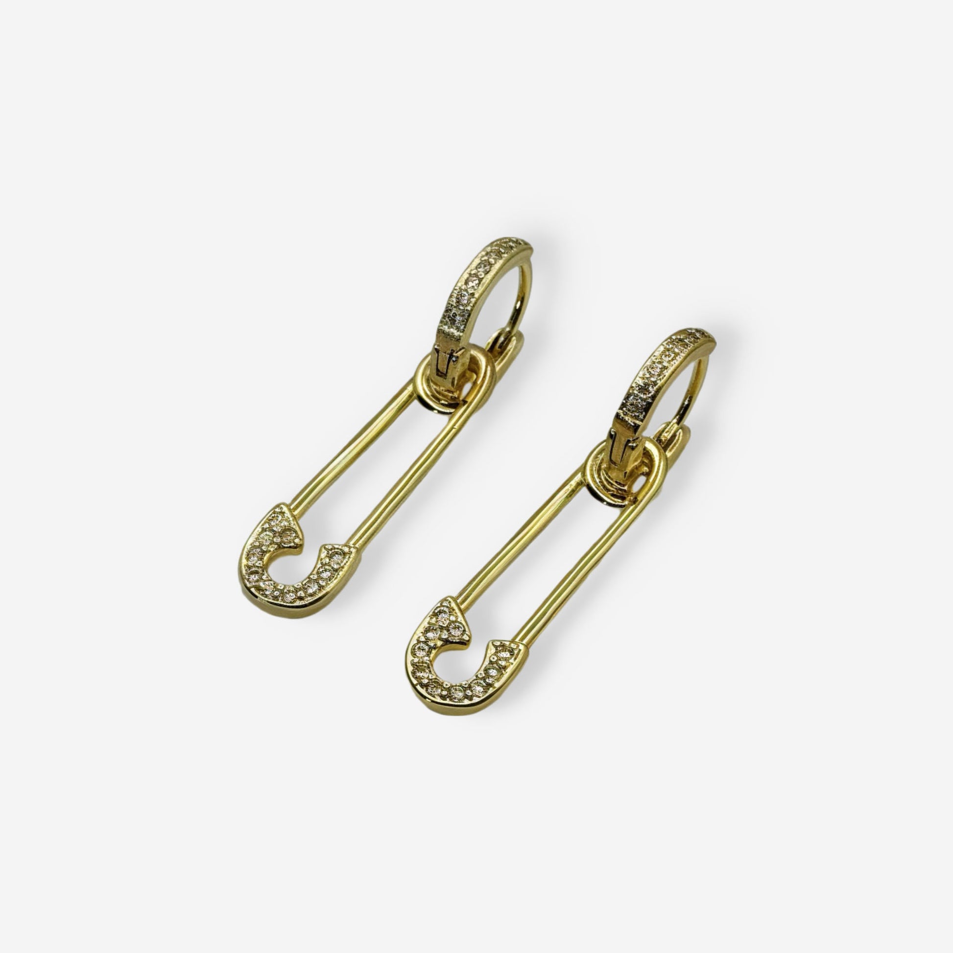 Aretes dorados modernos con charm removible tipo safety pin