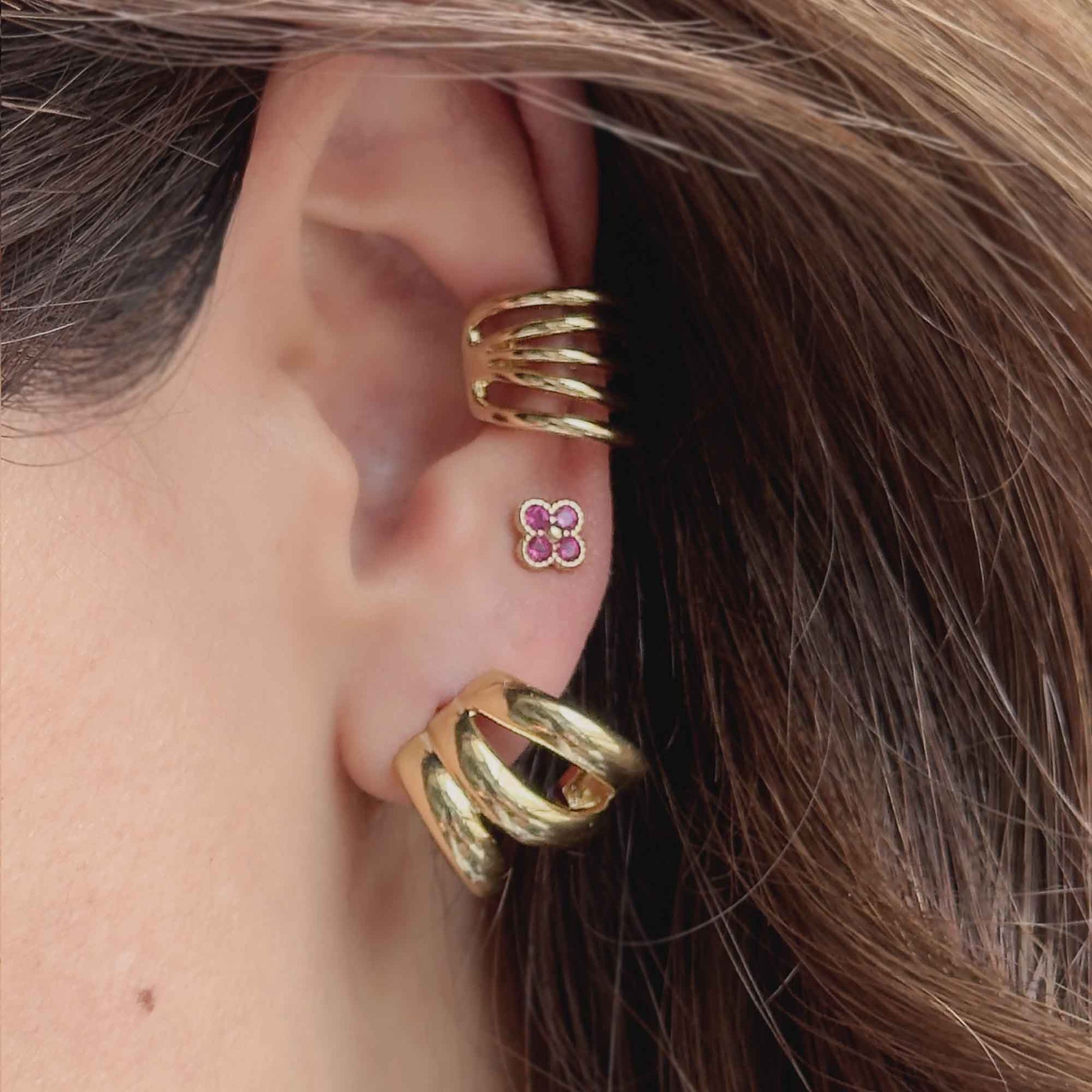 Aretes dorados modernos de acabado brillante
