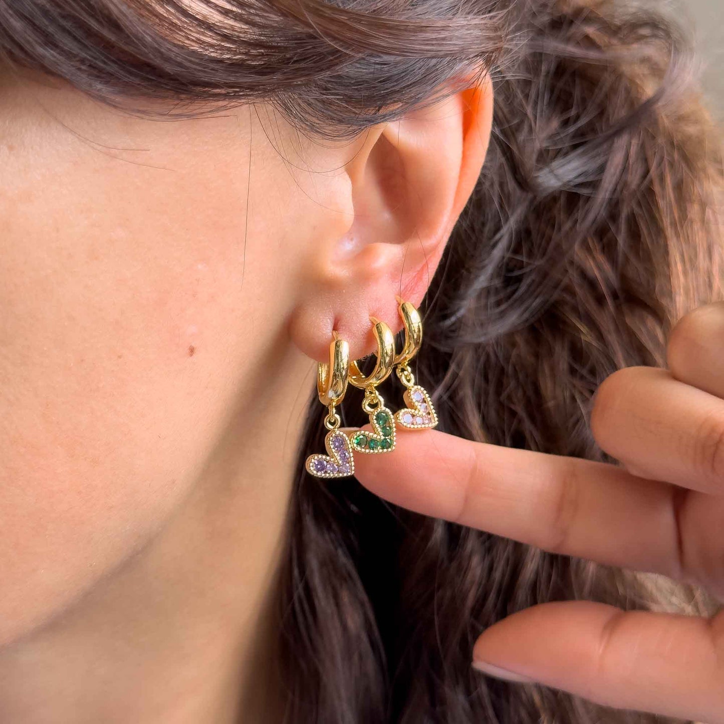 Aretes dorados románticos con dije de corazón brillante