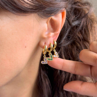 Aretes dorados románticos con dije de corazón brillante