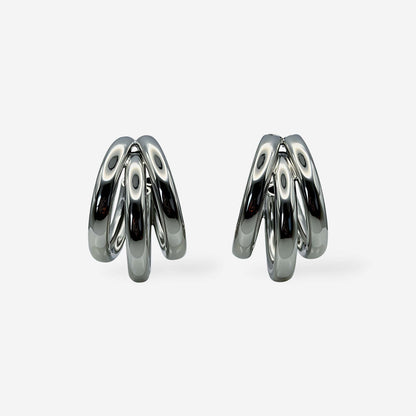 Aretes efecto triple aro elaborados en cobre con baño de rodio
