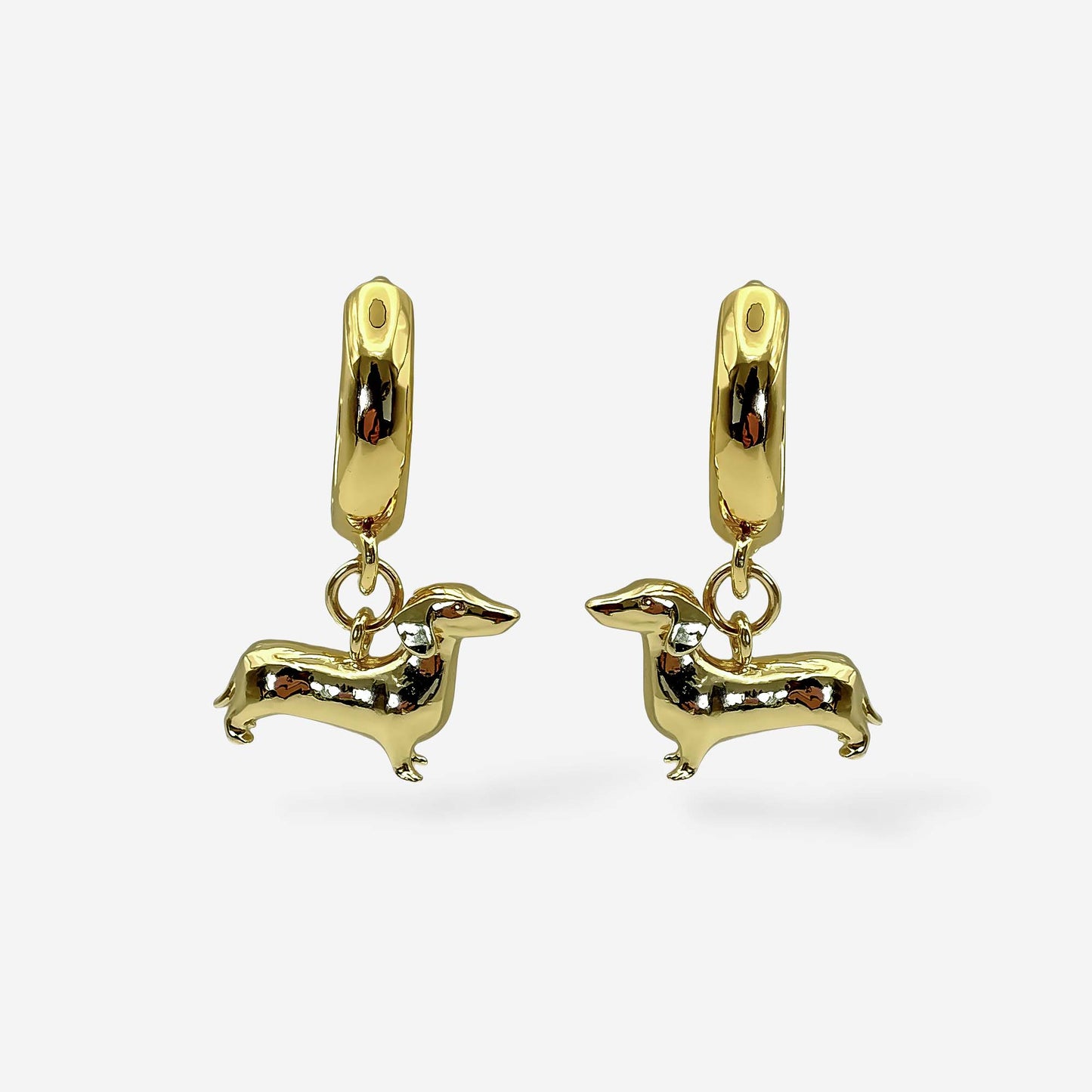 Aretes mini dorados con charm de dachshund