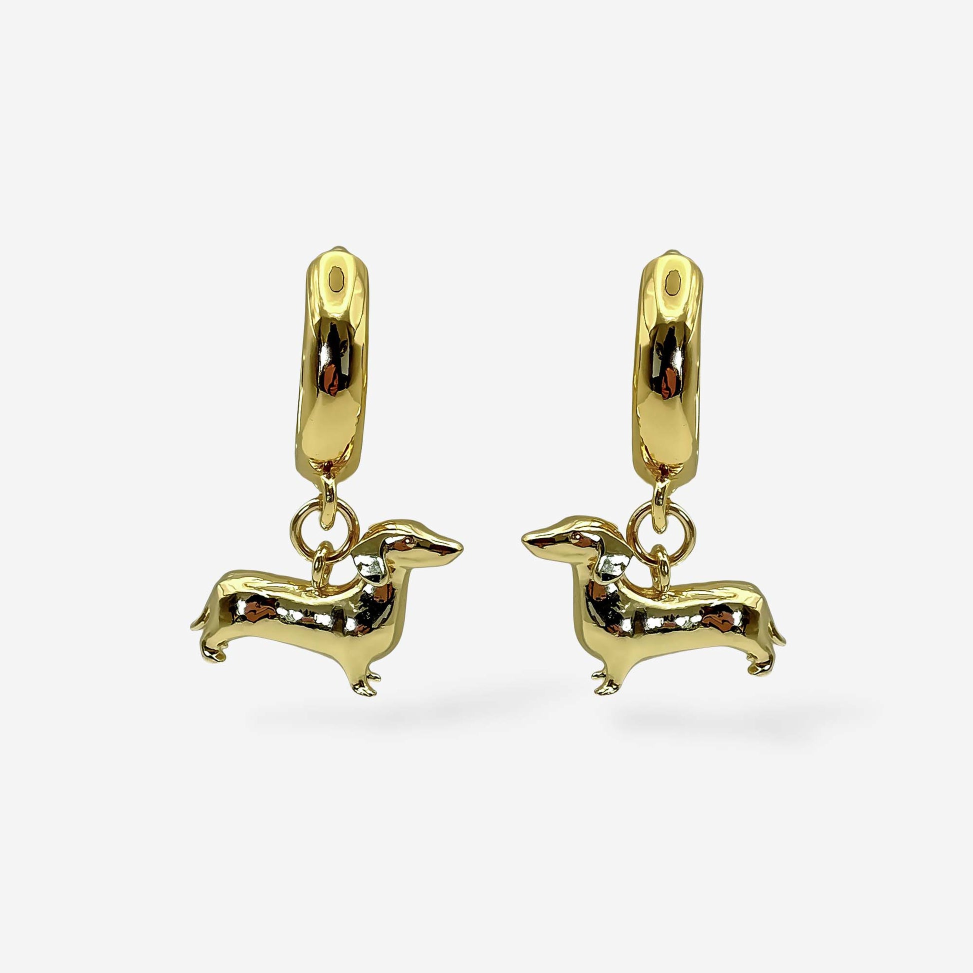 Aretes mini dorados con charm de dachshund