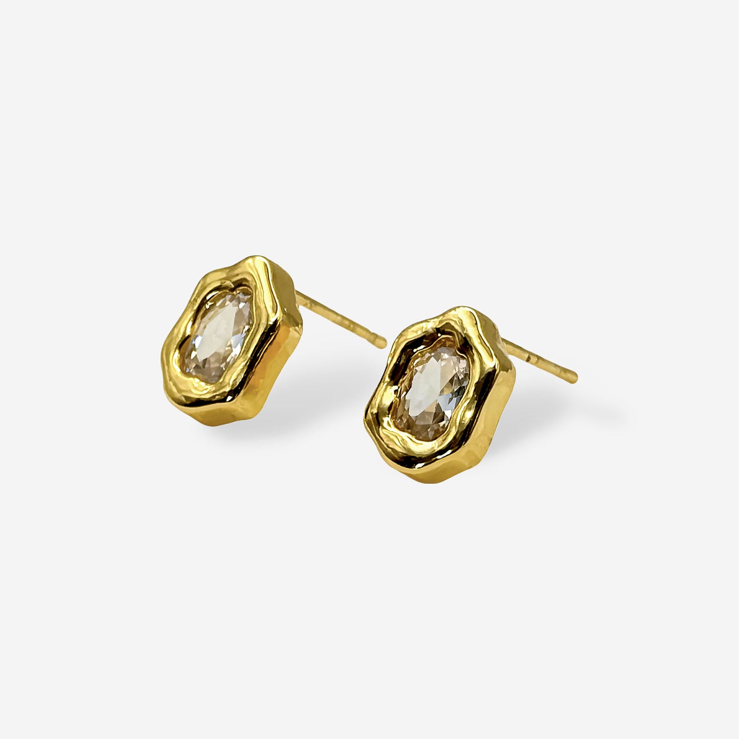 Aretes pequeños dorados estilo amuleto