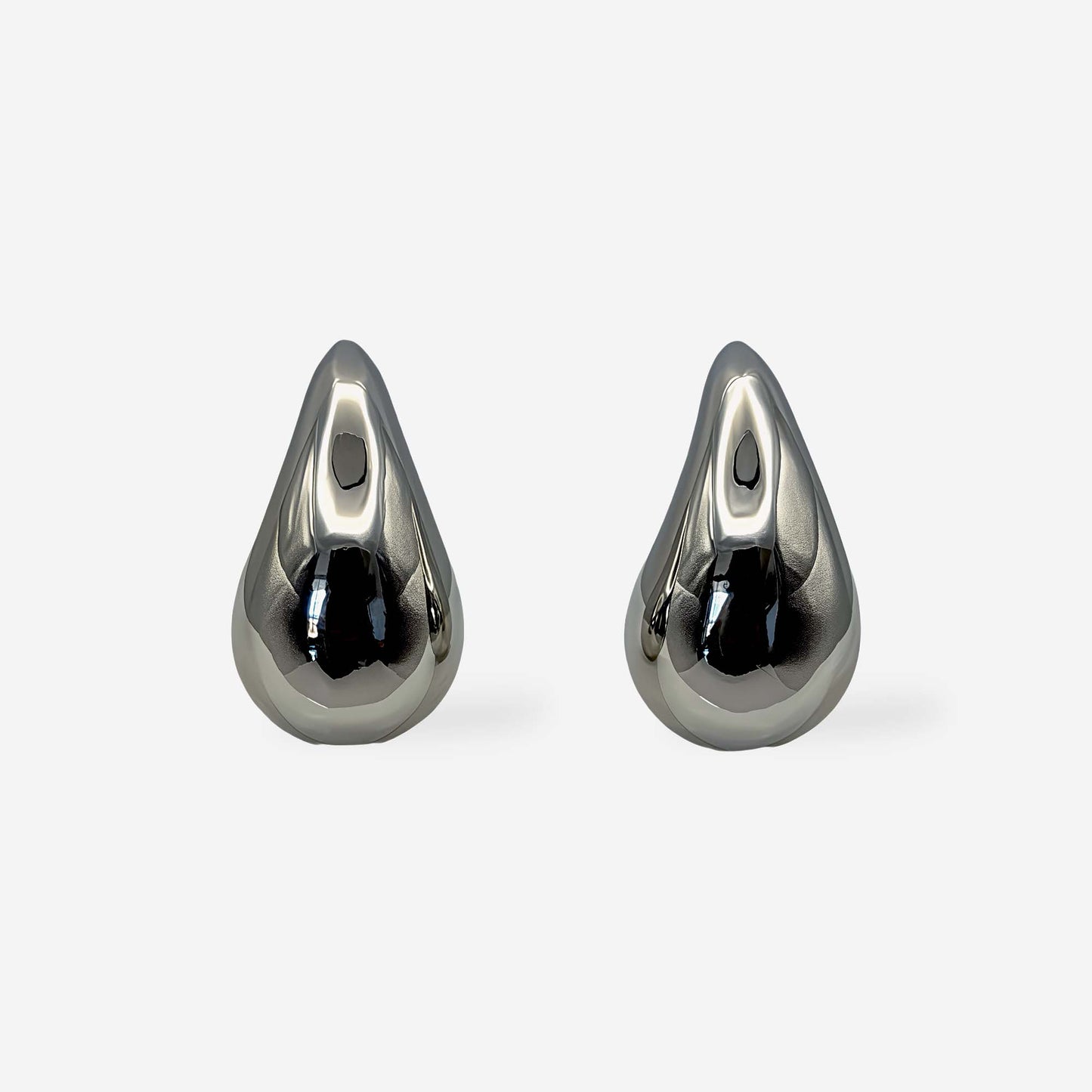 Aretes plateados en forma de gota con acabado brillante y baño de rodio