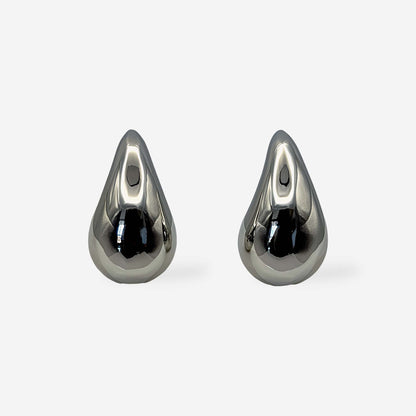 Aretes plateados en forma de gota con acabado brillante y baño de rodio