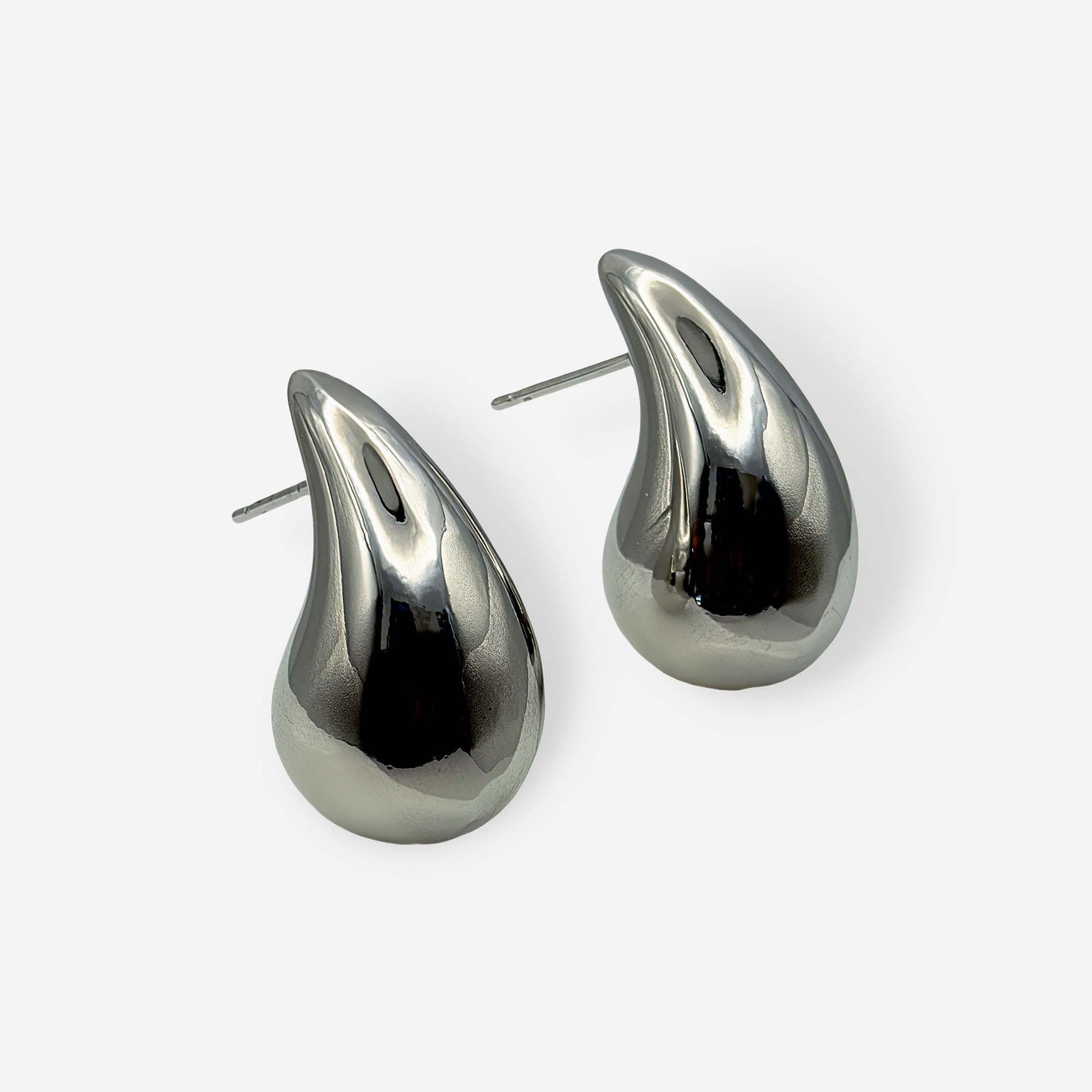 Aretes plateados hipoalergénicos con diseño moderno en forma de lágrima