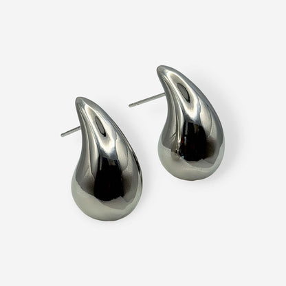 Aretes plateados hipoalergénicos con diseño moderno en forma de lágrima