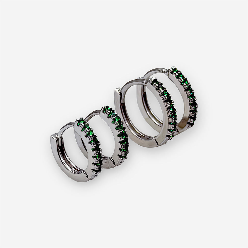 Aretes tipo candonga con circonias artificiales verdes y acabado plateado brillante.