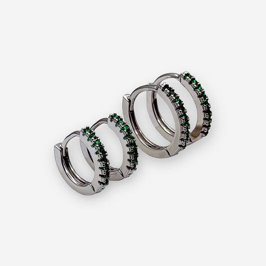 Aretes tipo candonga con circonias artificiales verdes y acabado plateado brillante.