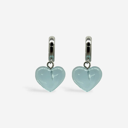 Aretes tipo candonga con dijes de corazón azul