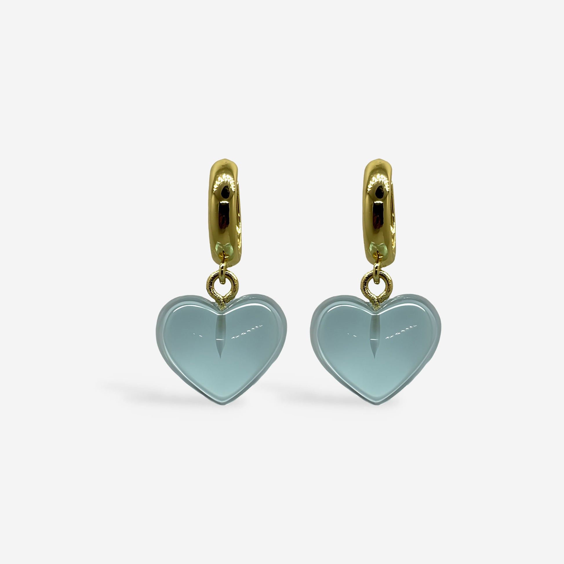 Aretes tipo candonga con dijes de corazón celeste