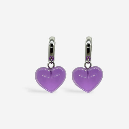 Aretes tipo candonga con dijes de corazón morado