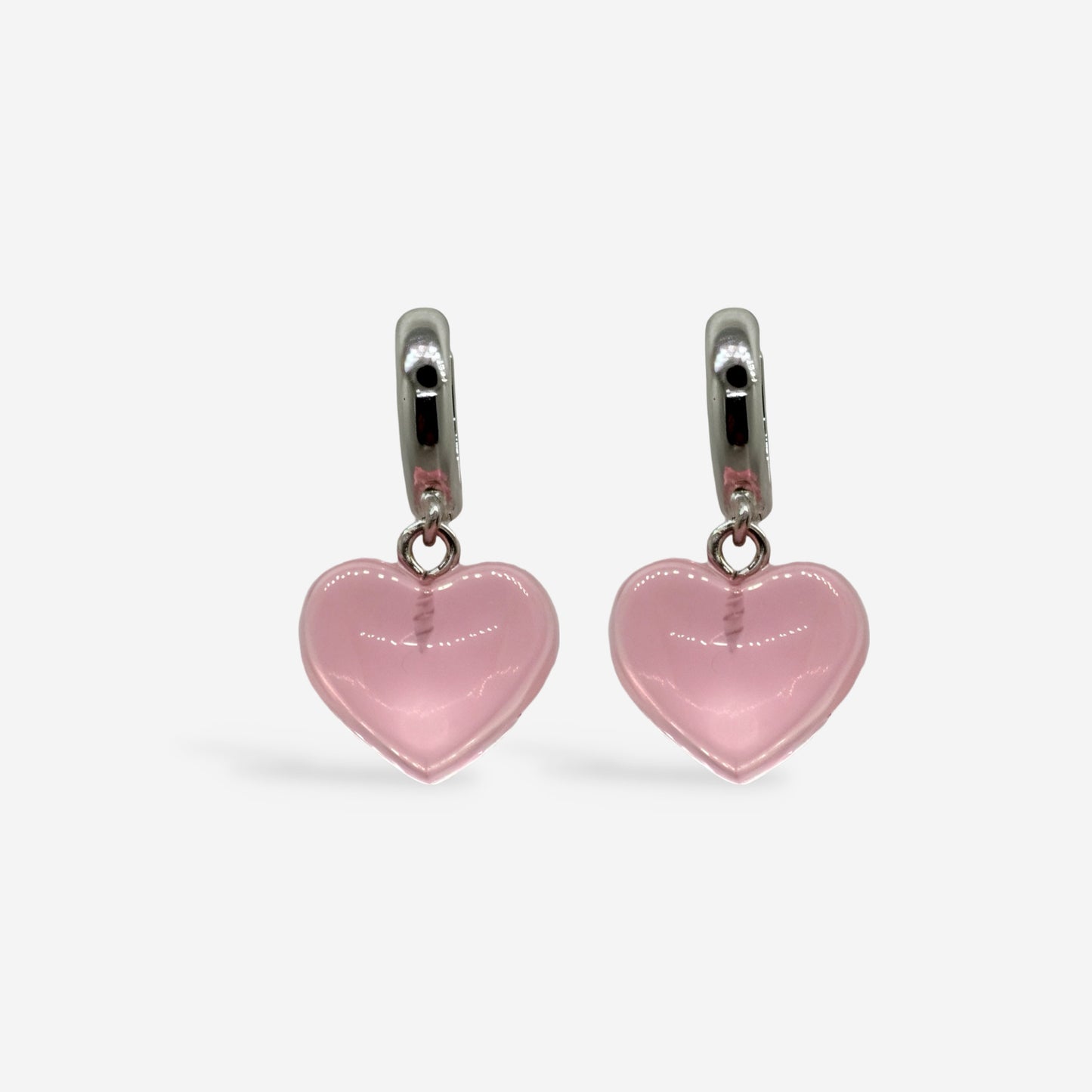 Aretes tipo candonga con dijes de corazón rosa