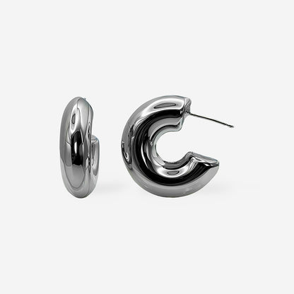 Aretes tipo huggie chunky con baño de rodio, grosor de 8 mm y diseño moderno para mujer.