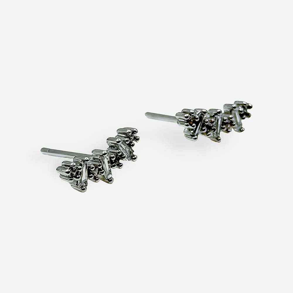 Aretes tipo topo con diseño lineal y circonias blancas que pueden usarse en posición vertical u horizontal.